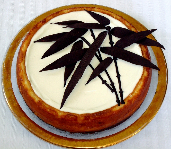 竹のチョコレートをあしらったチーズケーキ