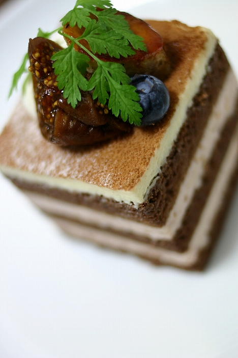 スポンジケーキにいちじくのドライフルーツ