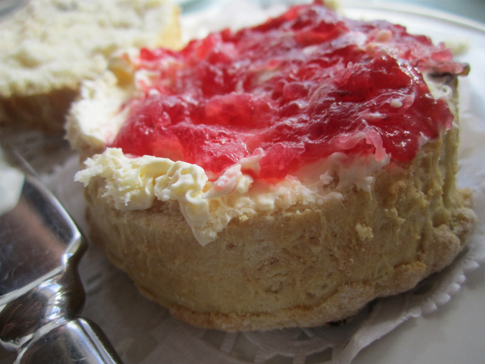 生クリームをトッピングしてもおいしいスコーンの作り方_09