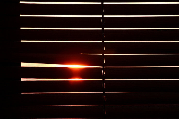夕日をちらっとだけブライドの隙間から見てみると