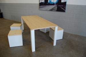 おしゃれインテリア　木製テーブル