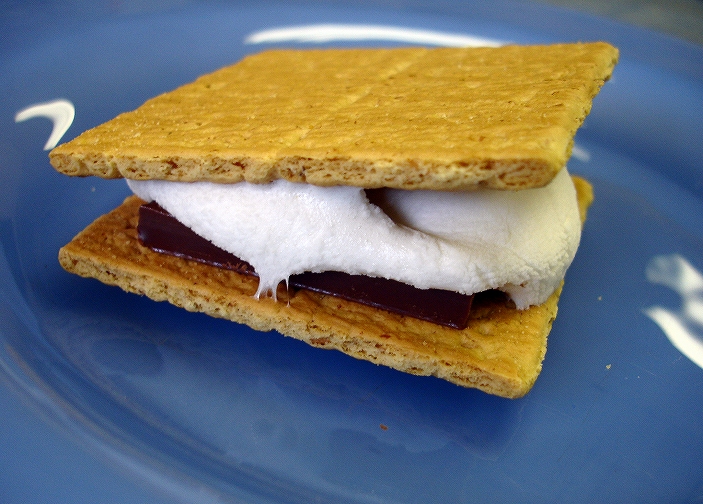 スモアとは？グラハムクラッカーとマシュマロとチョコレートと。