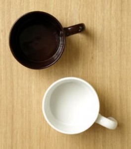 こぼれそうでこぼれない　傾いたデザインのマグマップ004