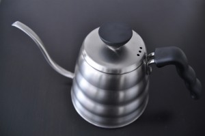 フレンチプレス(コーヒープレス)で一味違ったコーヒーはいかが？ケトルでゆっくり注ぎます