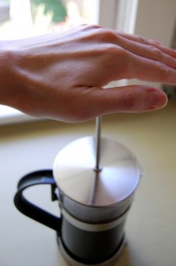 フレンチプレス(コーヒープレス)で一味違ったコーヒーはいかが？ゆっくりと下に押し付けてコーヒーを抽出