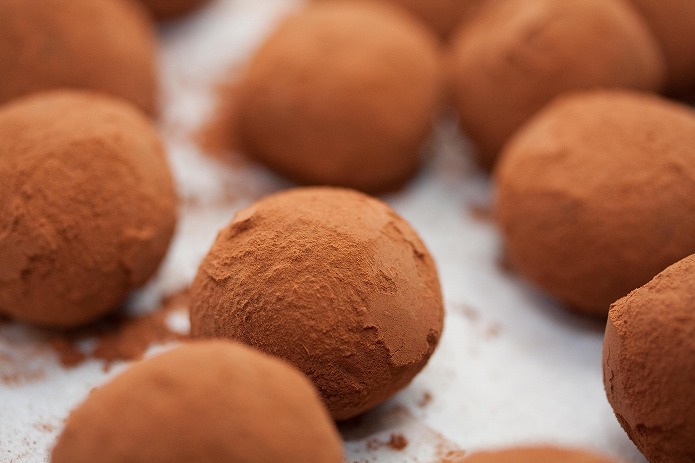 バレンタイン定番チョコレートの手作りトリュフ
