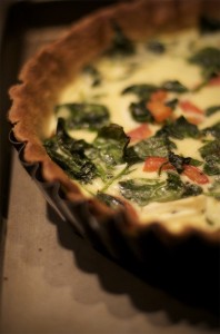 キッシュとは　フランス郷土料理　卵と生クリーム、きのこ、ベーコン、季節の野菜