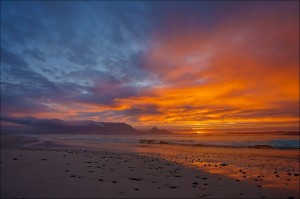 夕日が海をオレンジで照らし、闇が押し寄せてくる