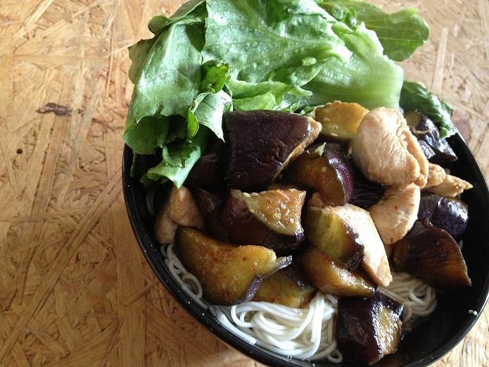 夏バテ食欲がなくても夏野菜で栄養満点！なすと鶏むね肉のスタミナそうめんレシピ